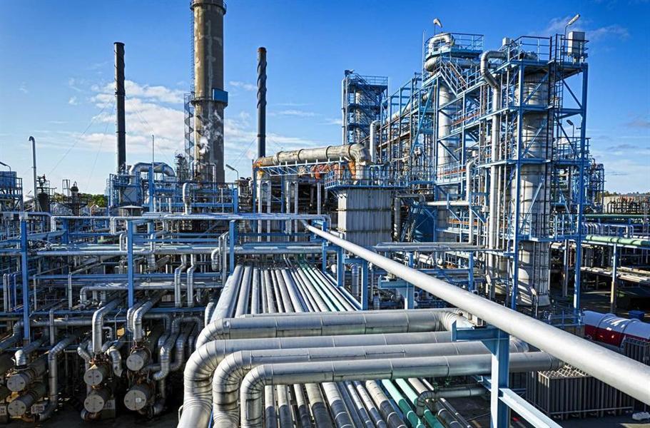 Refinery, pipeline with Pressure Vessel in the background